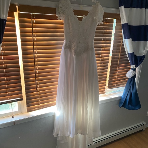 Wedding dress - Picture 3 of 8